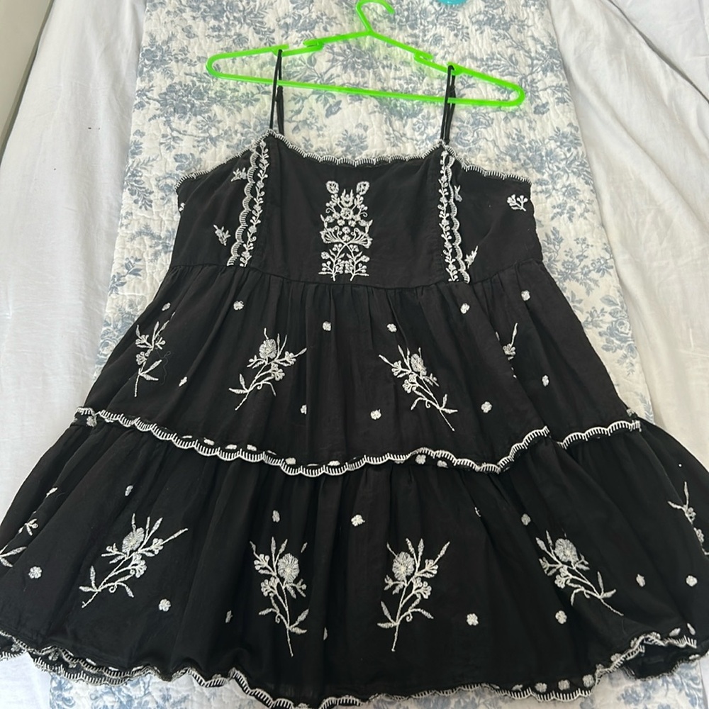 BLACK AND WHITE PATTERN DRESS